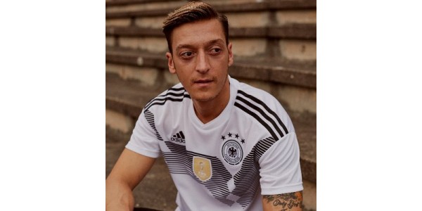 Tysklands verdensmester Mesut Özil bærer nr. 10